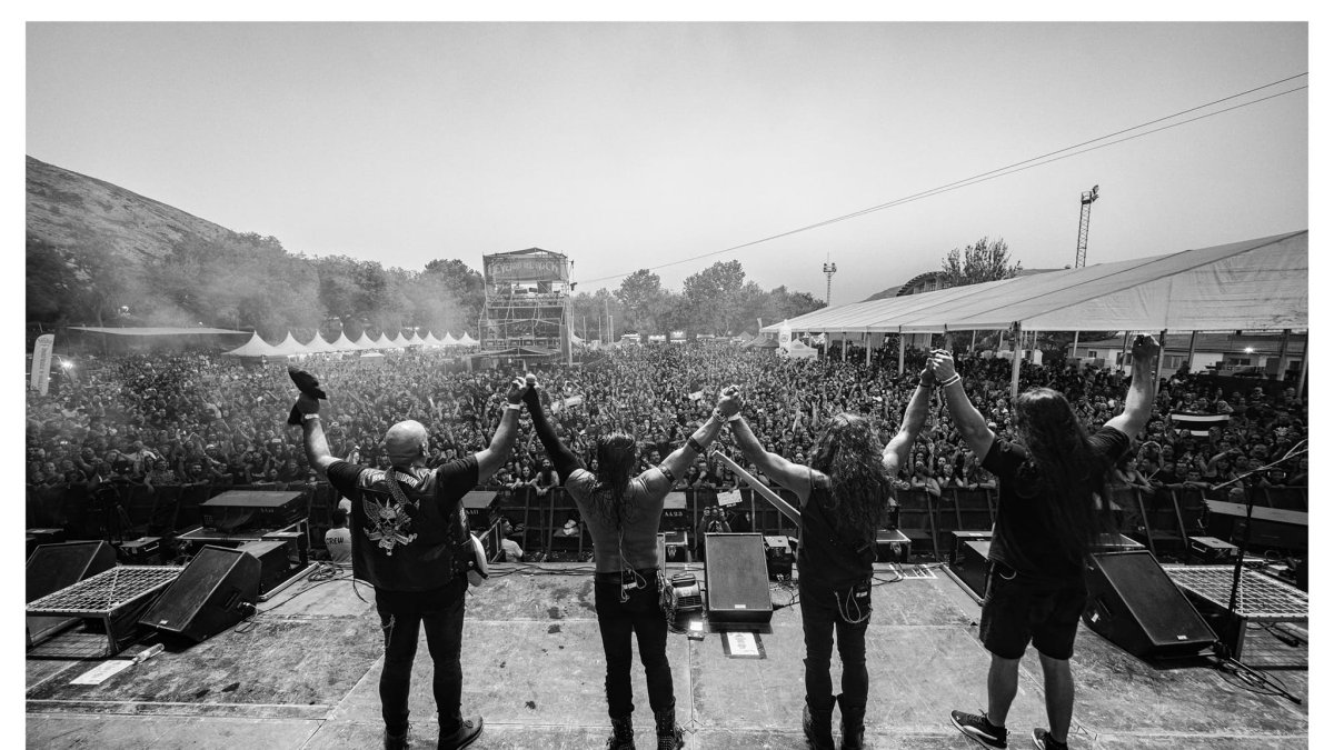 Sólo en España Jero Ramiro se presentaba con Saratoga. Niko del Hierro eligió a Charlie Parra para sus visitas a América y en 2026 será su remplazo.