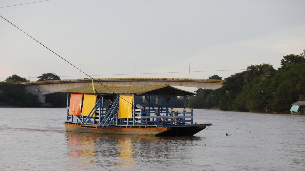 Fotografía del 27 de agosto de 2025 de una embarcación artesanal llamada 'planchón' en el río Sinú, en Montería (Colombia).