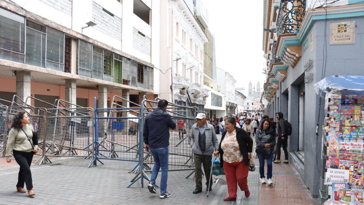 En el centro de Quito las actividades fluyen con normalidad. Las vallas se colocan cuando hay movilizaciones.