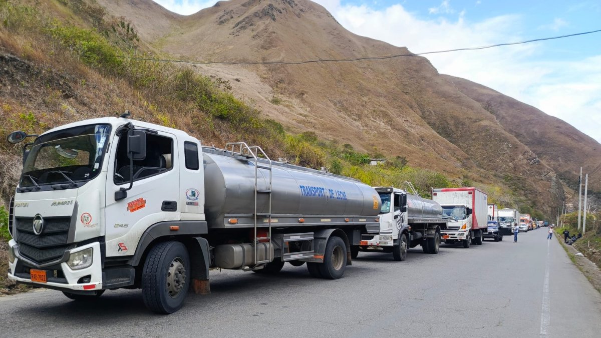 Bloqueos. Decenas de vehículos cargados de mercaderías esperan en las vías la oportunidad de volver a circular.