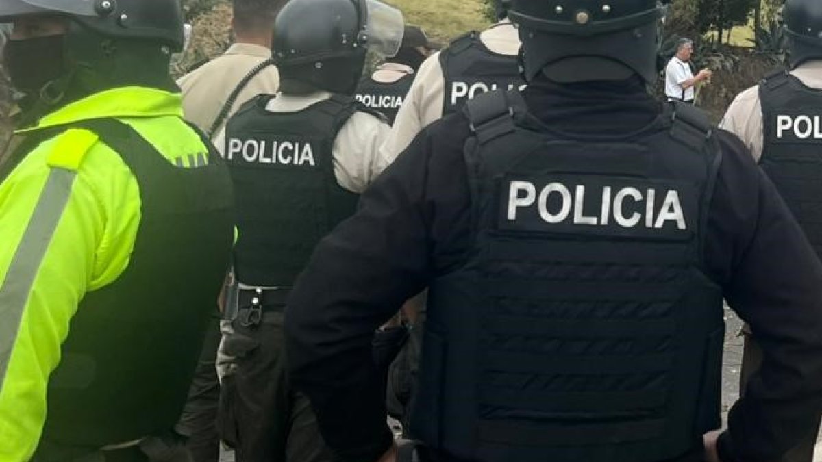 Los agentes de la Policía impidieron que la marcha del pueblo Kitu Kara avance por la avenida 12 de Octubre, en Quito.