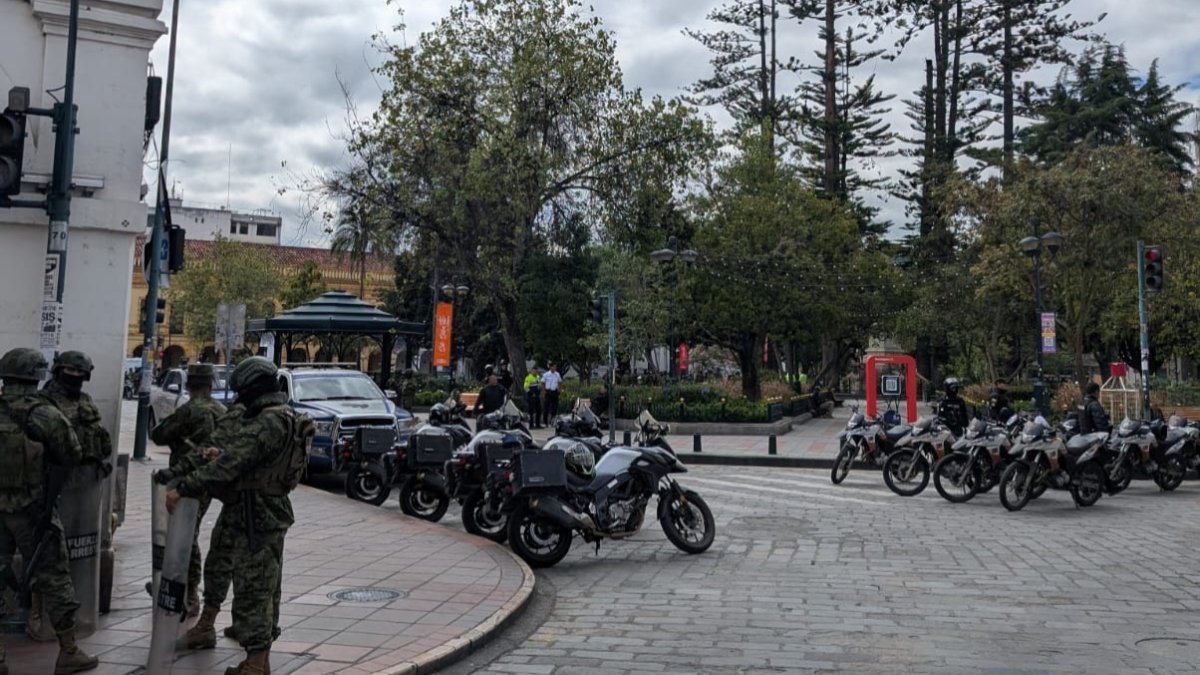 El Centro Histórico de Cuenca amaneció vallado y con cierres viales ante la presencia del presidente Daniel Noboa en la Gobernación de Azuay.