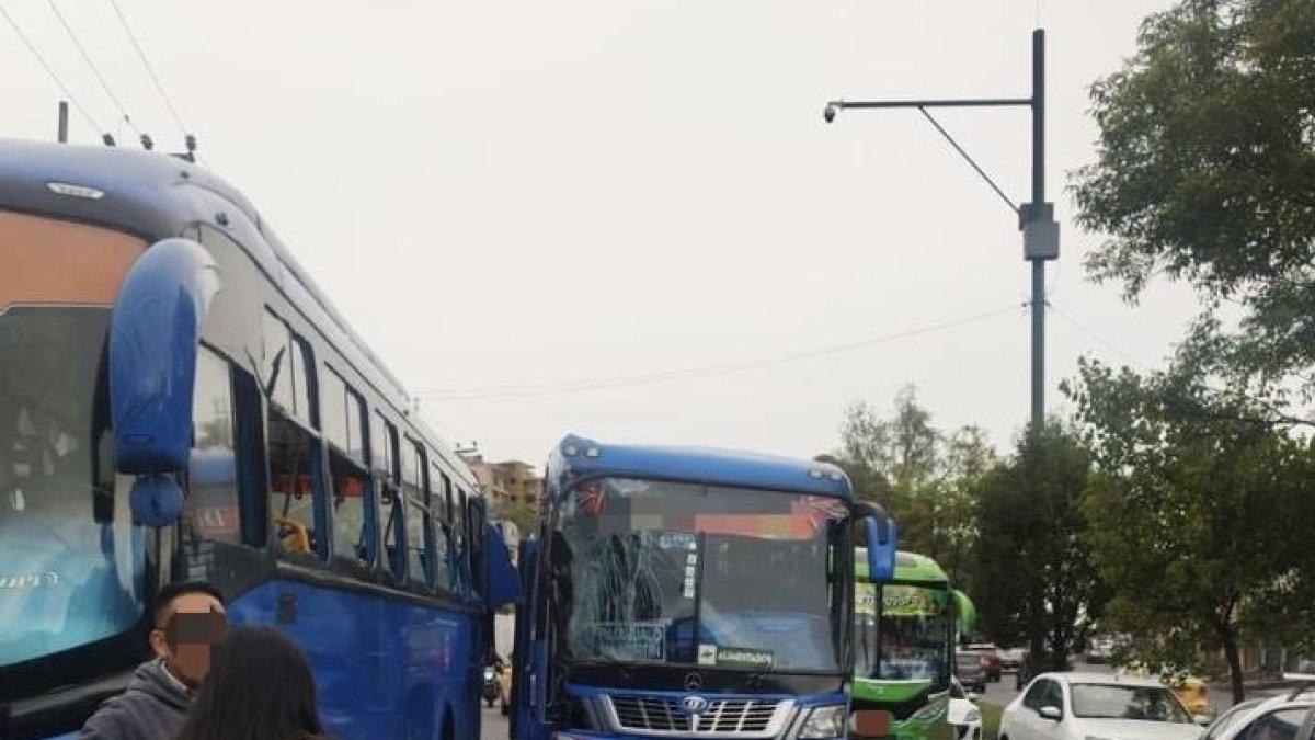 Los buses se impactaron en la av. Morán Valverde, en el sector de Guajaló.