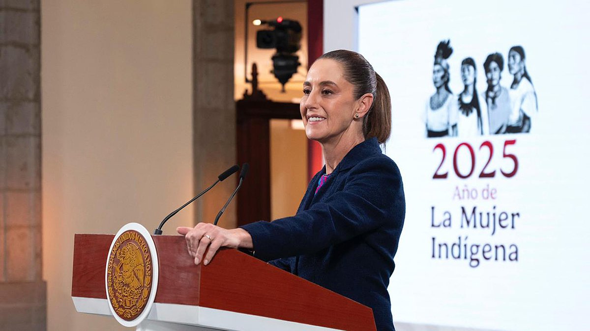 Fotografía cedida por la Presidencia de México de su mandataria, Claudia Sheinbaum, hablando durante su conferencia de prensa diaria este miércoles.