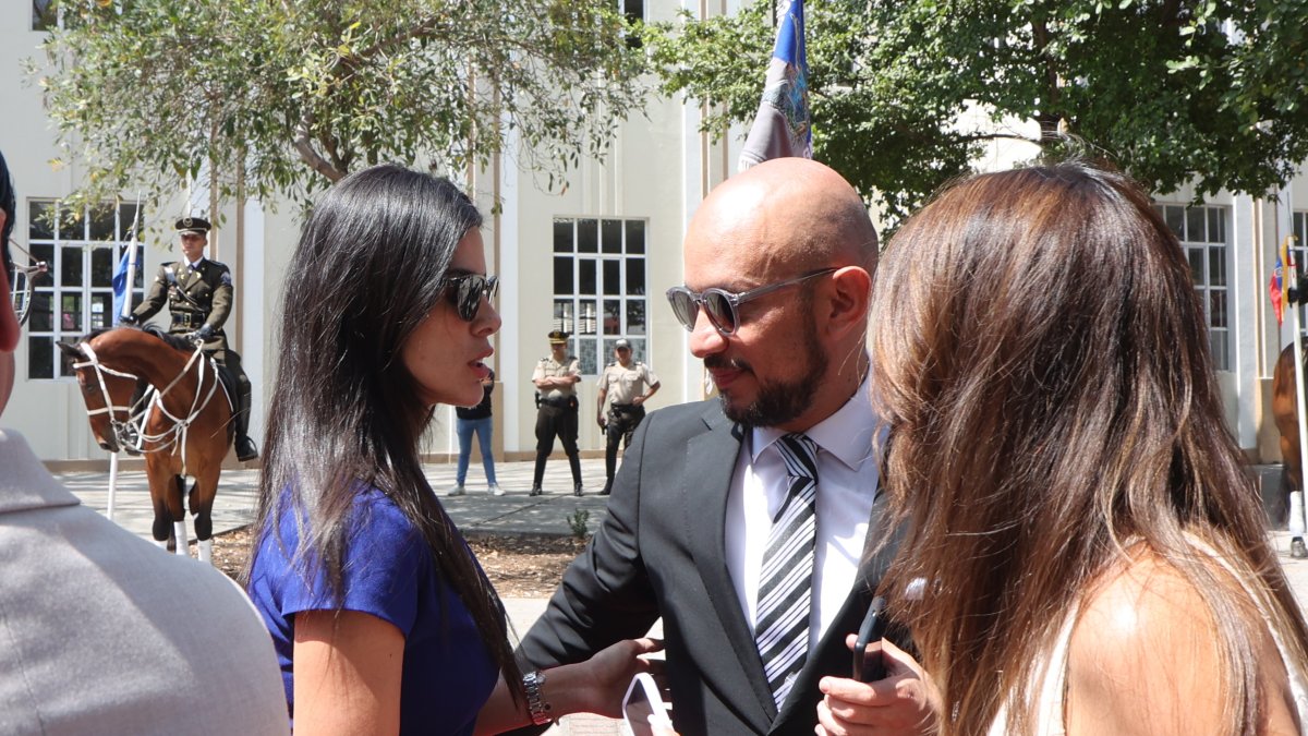 Diana Jácome y Andrés Castillo en la alfombra roja de ingreso a la sesión solemne de la Asamblea Nacional, realizada en Guayaquil.