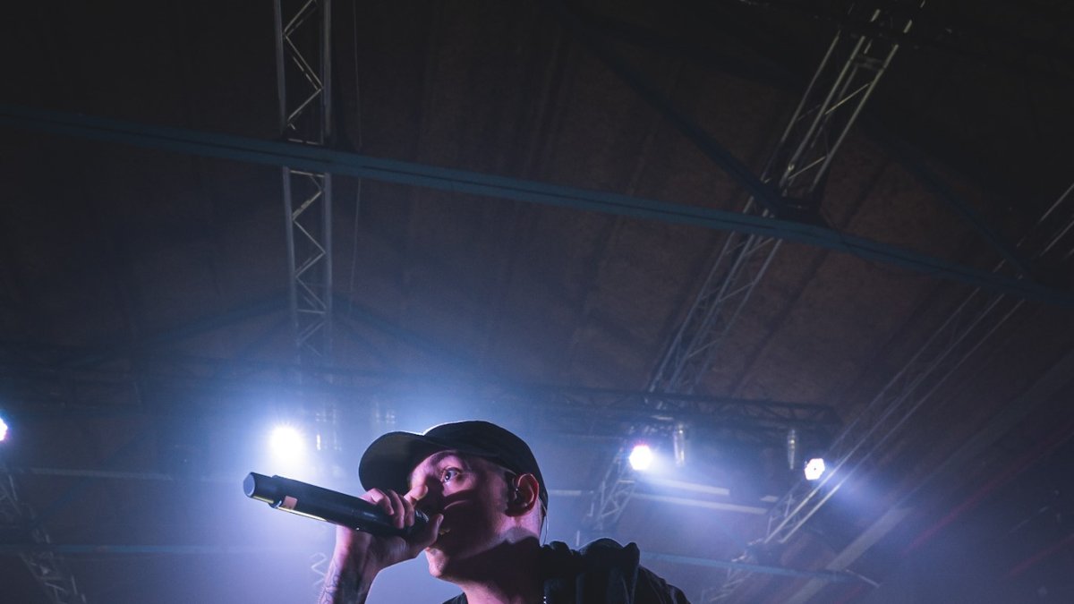 Acru, Agustín Cruz, se hizo conocido en El Quinto Escalón, el semillero donde coincidieron artistas como Wos, Trueno y Duki