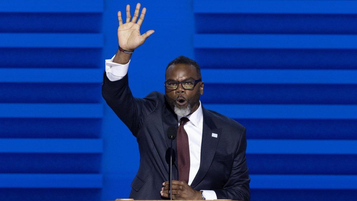 Fotografía de archivo del alcalde de Chicago, el demócrata Brandon Johnson.