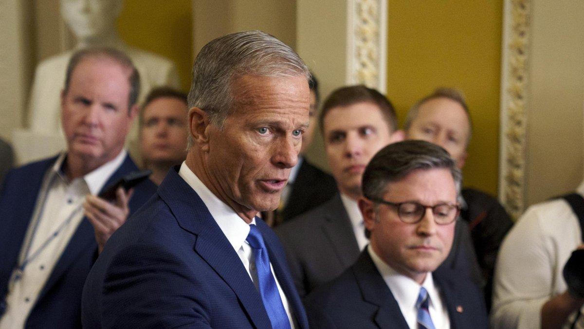 El líder de la mayoría del Senado de EE.UU., John Thune (i), y el presidente de la Cámara de Representantes, Mike Johnson (d).