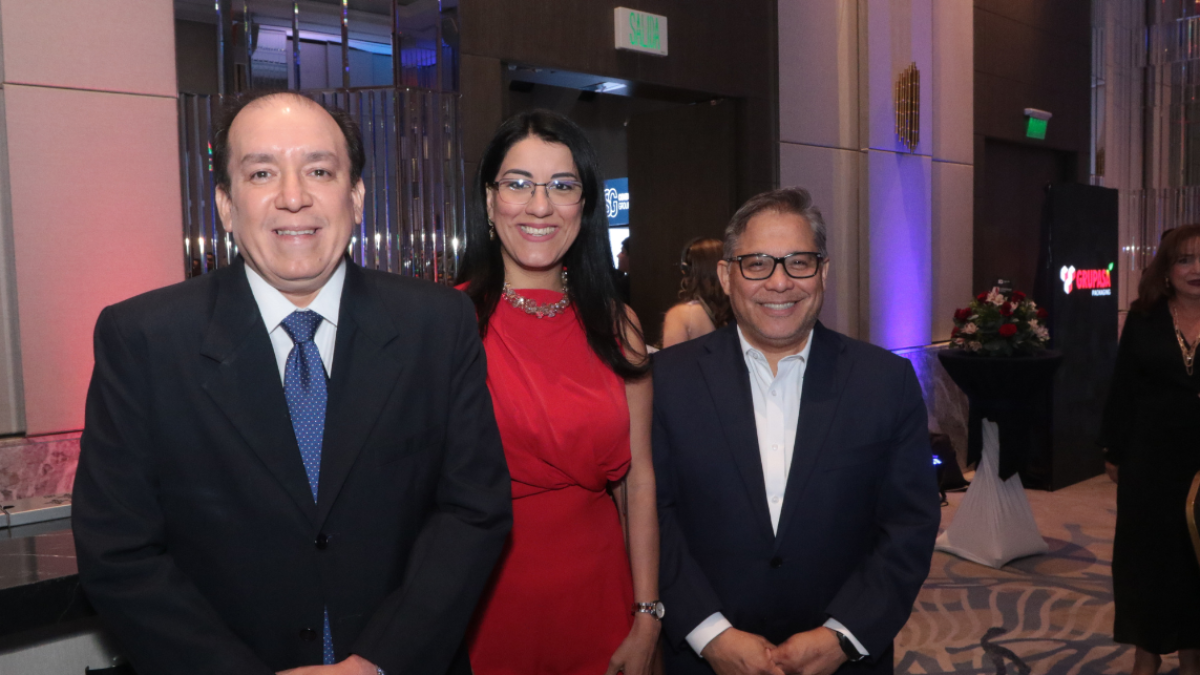 Gilda Alcívar acompañada de Ricardo Armijos y Gabriel Robayo,