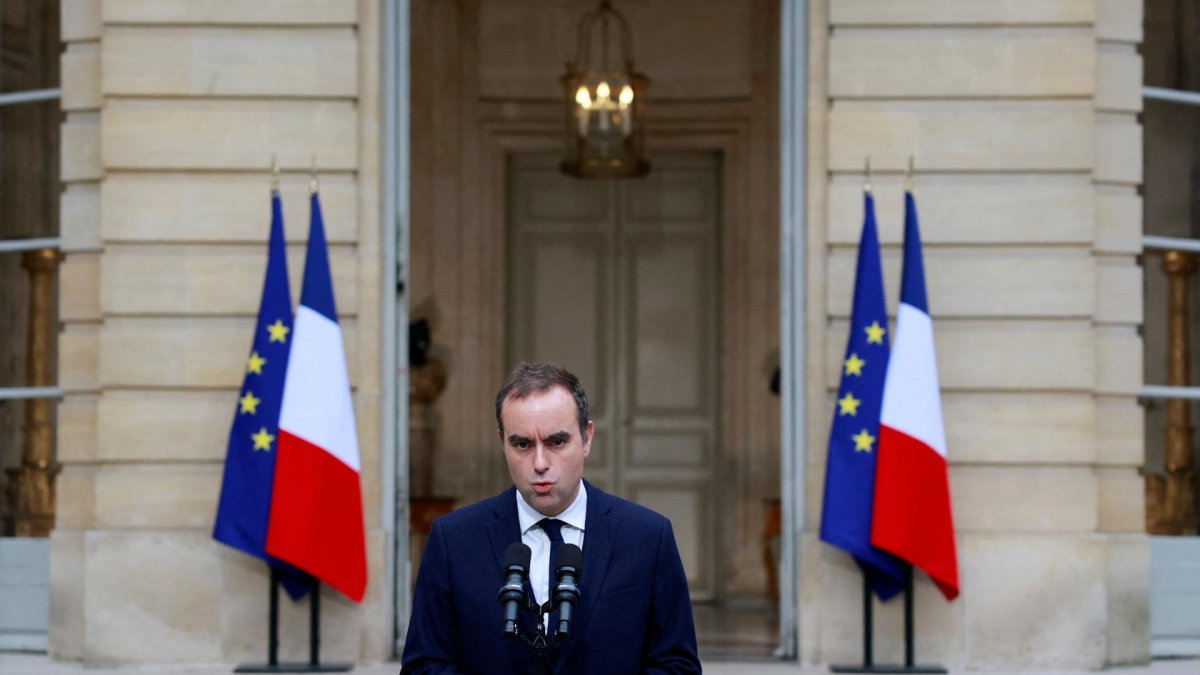 El primer ministro saliente, Sébastien Lecornu, pronuncia una declaración en el patio del Hotel Matignon tras una serie de conversaciones con líderes de partidos políticos.