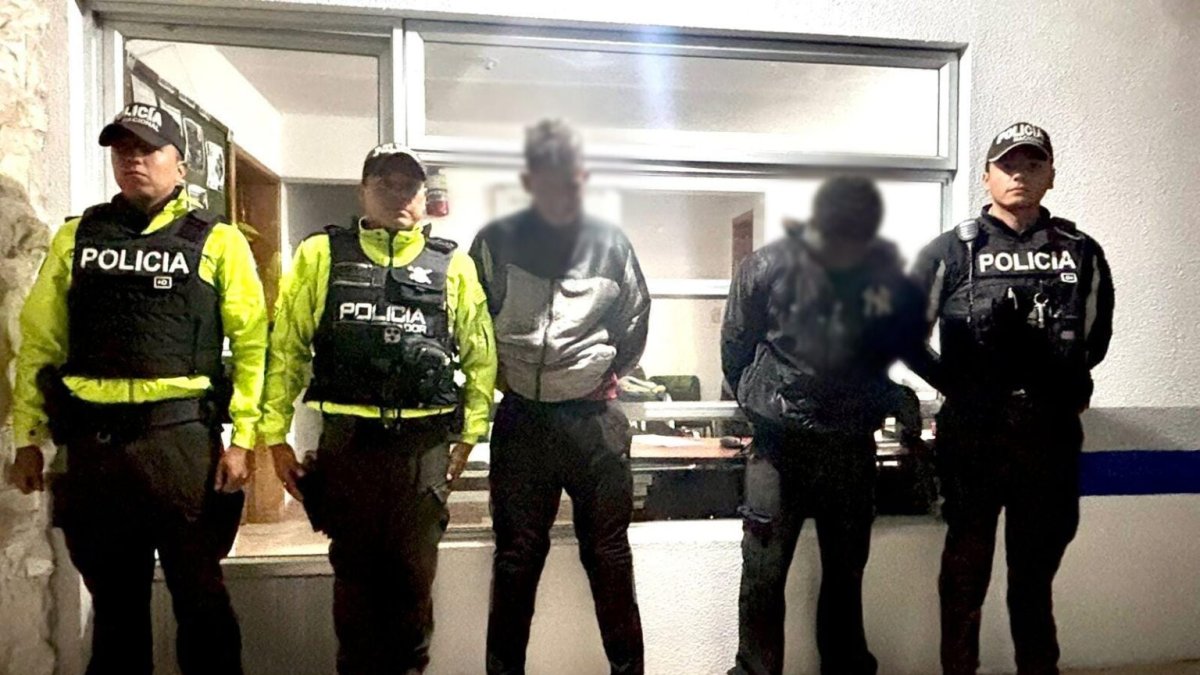 Uno de los detenidos portaba un arma blanca.