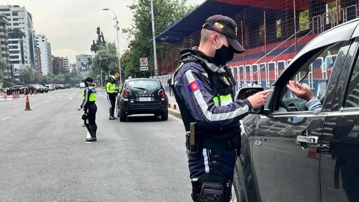Los agentes de tránsito se desplegarán en zonas de alta afluencia vehicular.