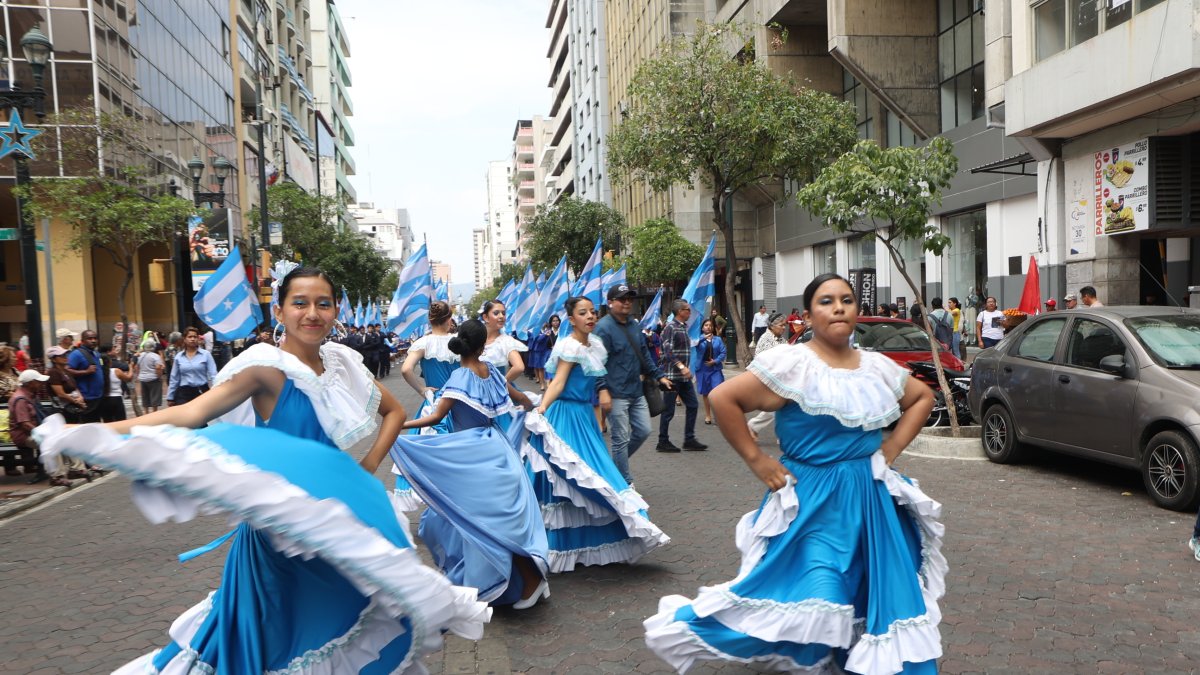 Festividad. Los guayaquileños anhelan mejores días para la ciudad.