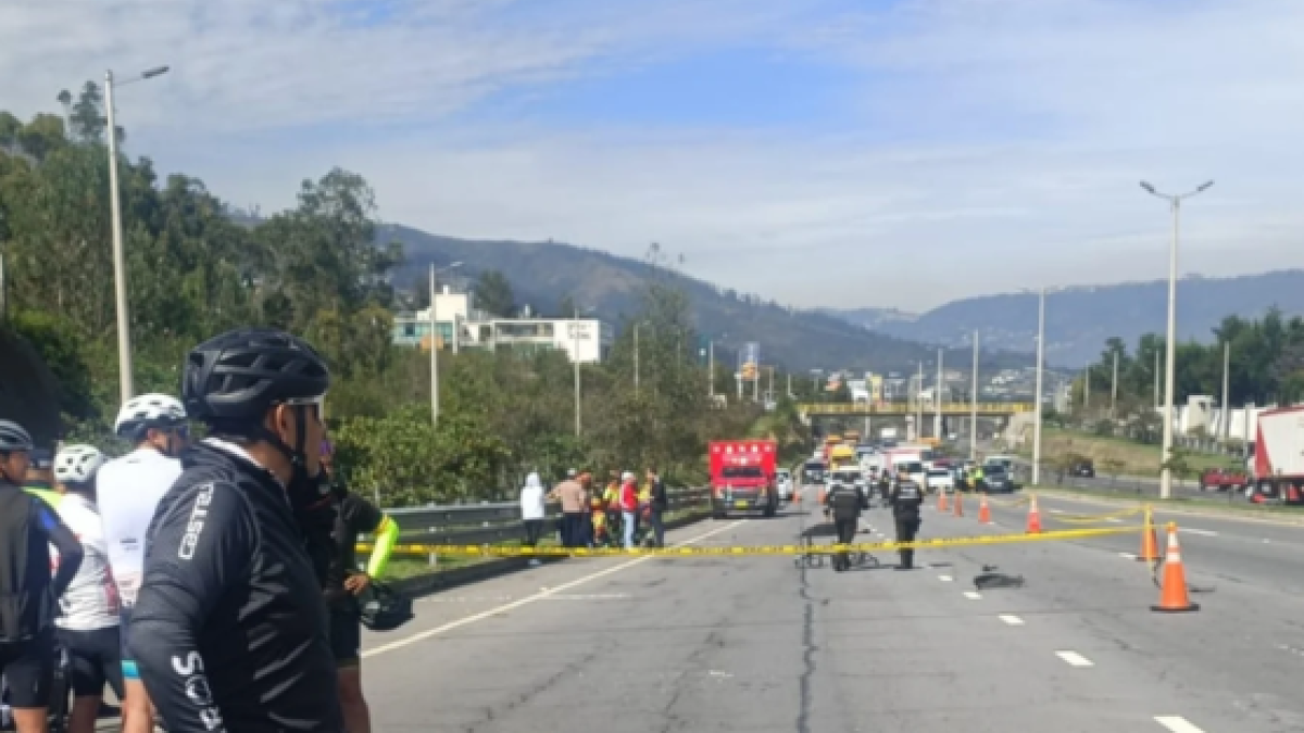El ciclista fue atropellado en la Ruta Viva, a la altura del escalón de Tumbaco.