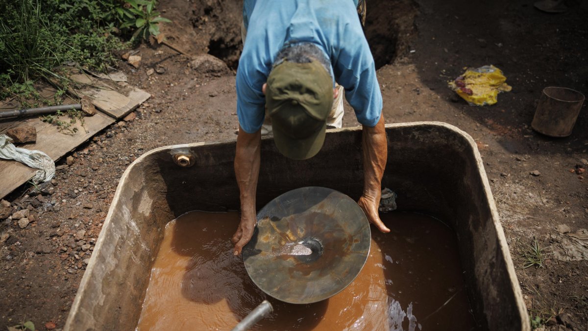 Fotografía del 12 de septiembre de 2025 que muestra al garimpeiro Zezão analizando la proporción de oro en Serra Pelada, Curionópolis (Brasil).