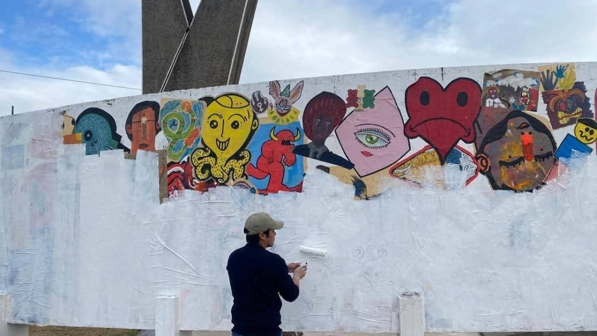 Efecto. Ciudadanos cubrieron con pintura blanca el mural, calificando su acción como “un acto de civismo y respeto por la historia local