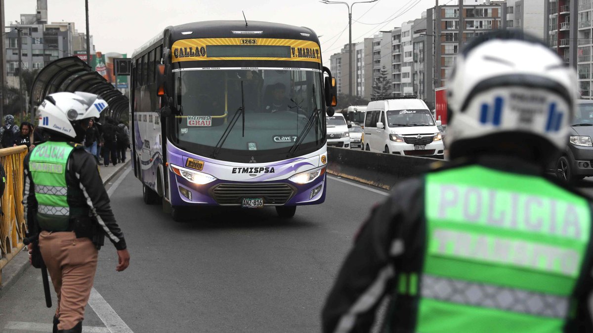 Policías custodian un bus de servicio público este 6 de octubre de 2025, en Lima (Perú).
