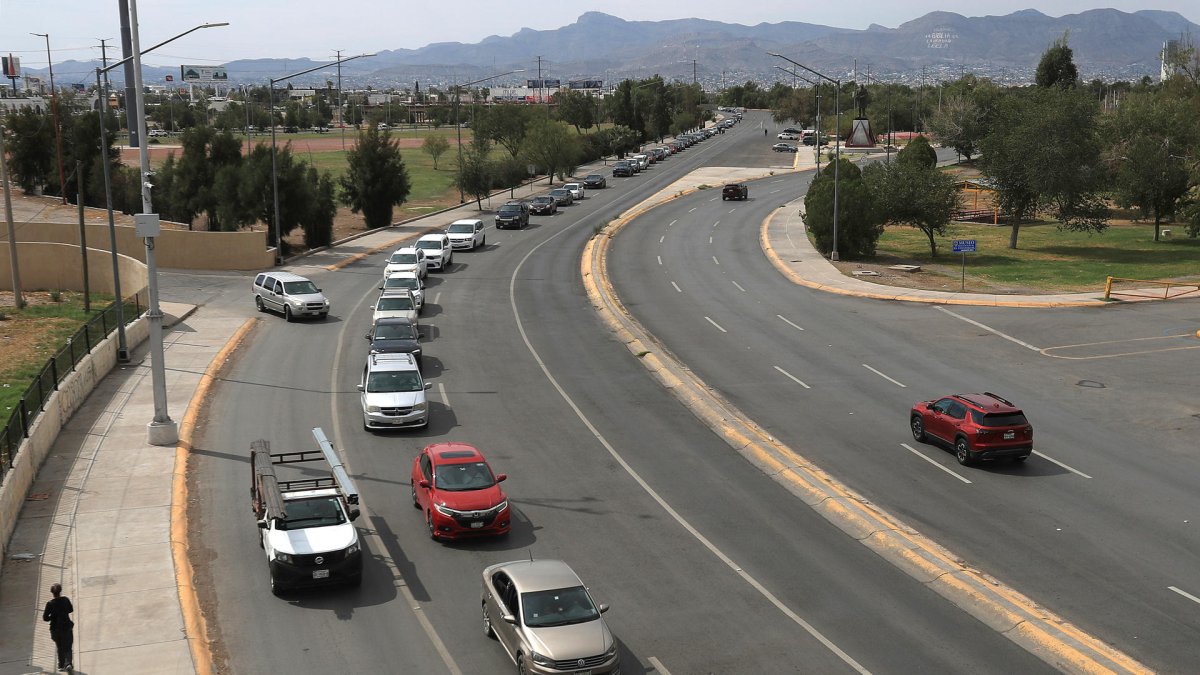 Personas hacen fila abordo de sus vehículos frente al puente Internacional Córdova de las Américas para cruzar a Estados Unidos en Ciudad Juárez Chihuahua (México).