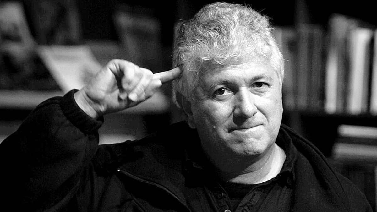 Juan José Hoyos nació en Medellín en 1953. Es escritor y periodista.