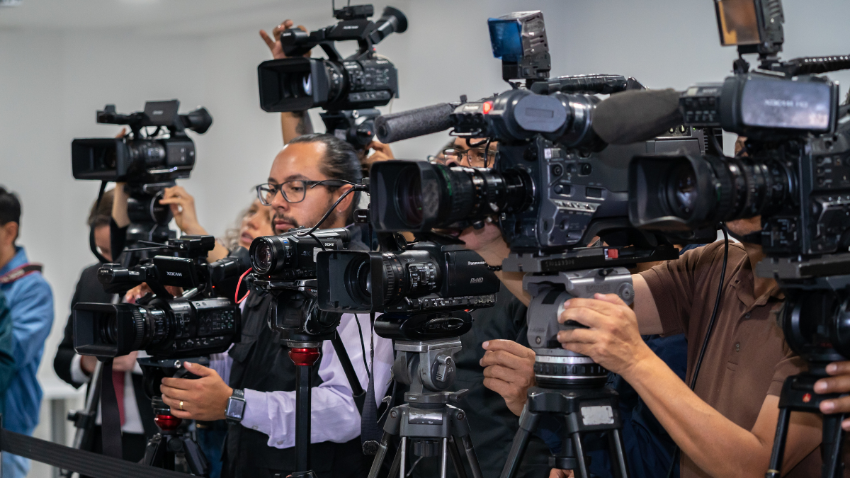 Foto representativa de periodistas y camarógrafos en una rueda de prensa.