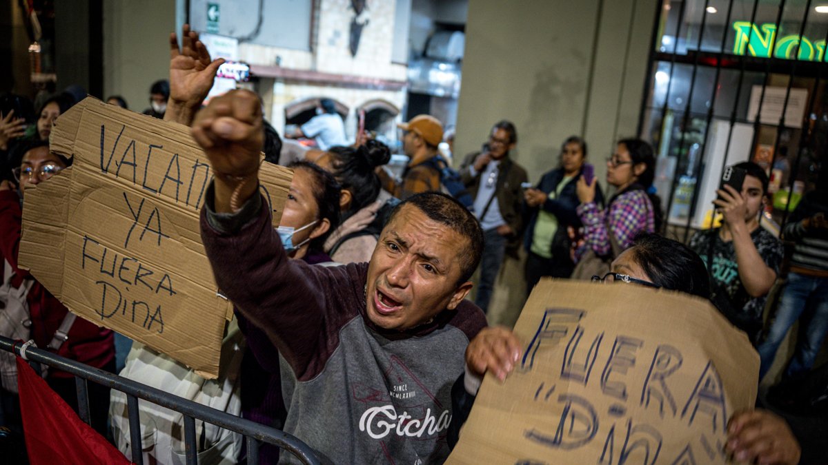 Personas se manifiestan en contra de la presidenta, Dina Boluarte, frente al Congreso de la República el jueves, en Lima (Perú).