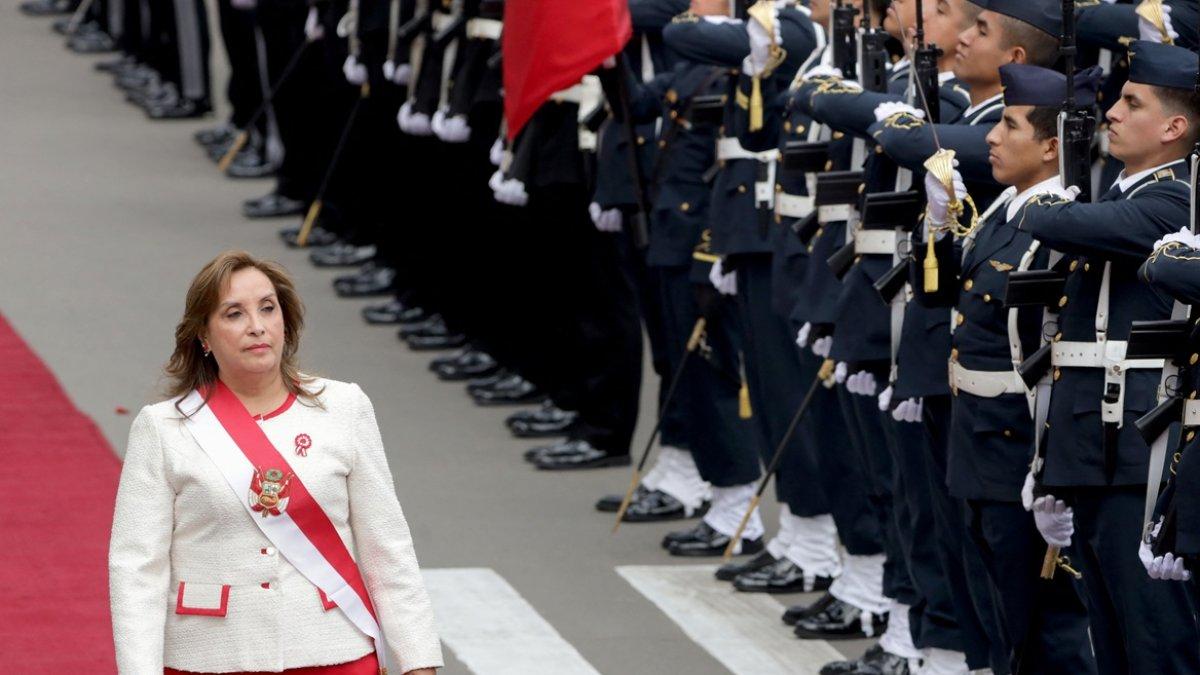 La presidenta de Perú, Dina Boluarte, llega para pronunciar su discurso a la nación en el Día de la Independencia en el Congreso Nacional en Lima el 28 de julio de 2025.