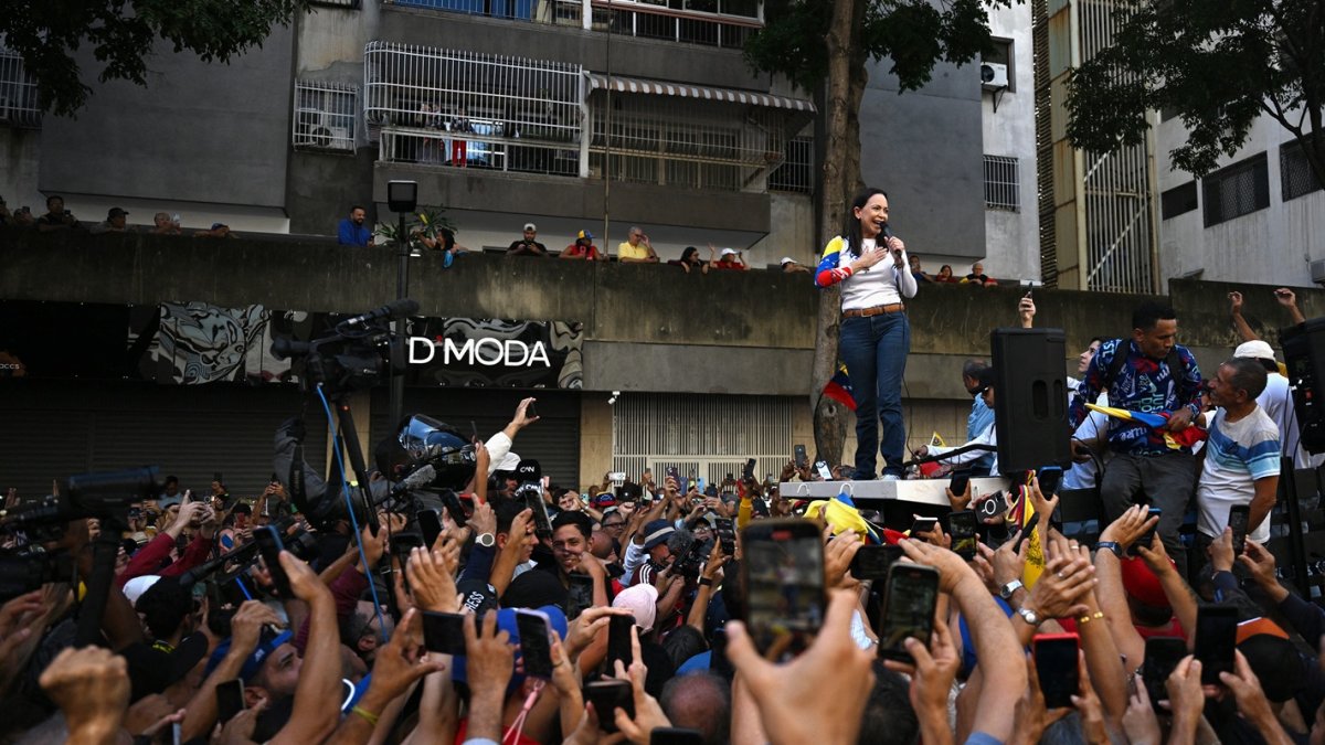 La líder opositora venezolana, María Corina Machado, se dirige a sus partidarios durante una protesta convocada por la oposición en Caracas el 9 de enero de 2025.