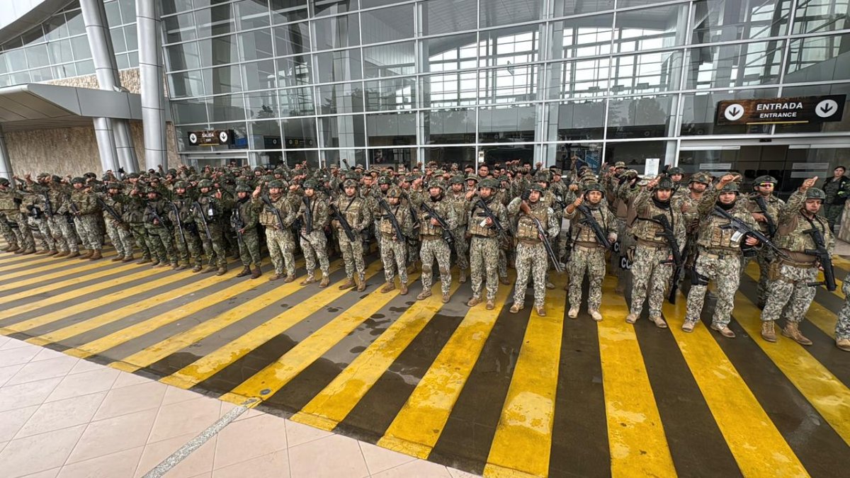 Militares de las Fuerzas Especiales embarcan desde el aeropuerto de Latacunga hacia Quito.