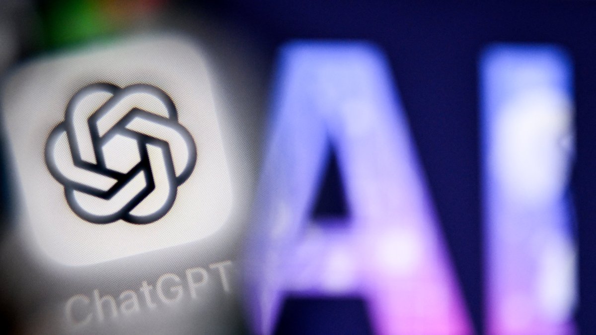 Tecnología. Una foto muestra las letras AI en la pantalla de una computadora, junto al logotipo de  ChatGPT.