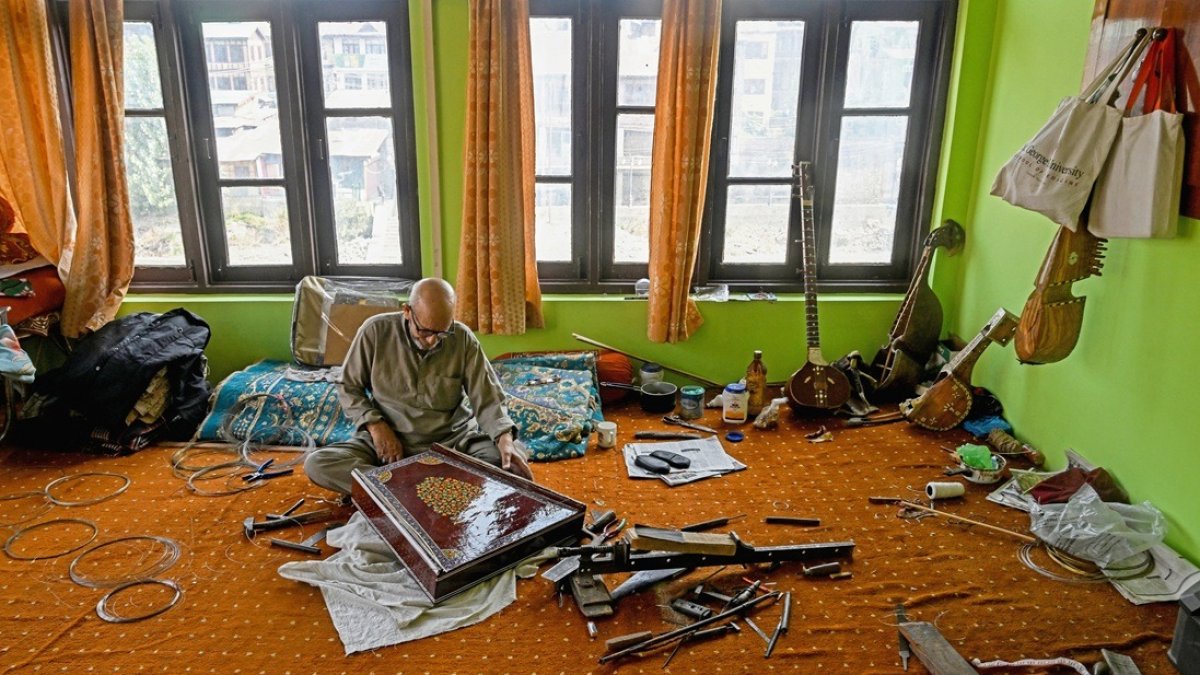 En esta fotografía tomada el 23 de septiembre de 2025, el artesano Ghulam Mohammad Zaz fabrica el instrumento Santoor en su casa de Srinagar.