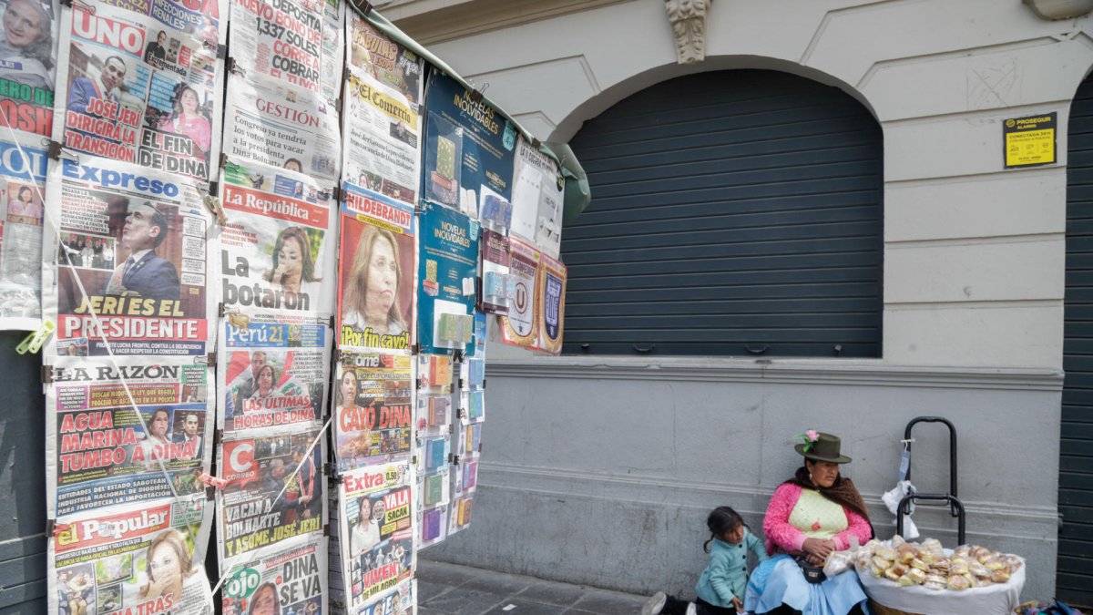 Fotografía que muestra portadas de periódicos tras la vacancia de la destituida presidenta de Perú, Dina Boluarte, este viernes 10 de octubre de 2025 en Lima (Perú).
