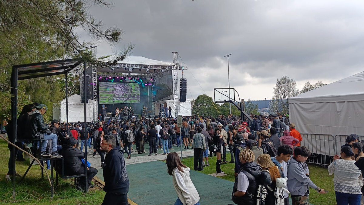 Zikosis se presenta a las 13:00 ante los centenares de asistentes del Vulgar Fest.