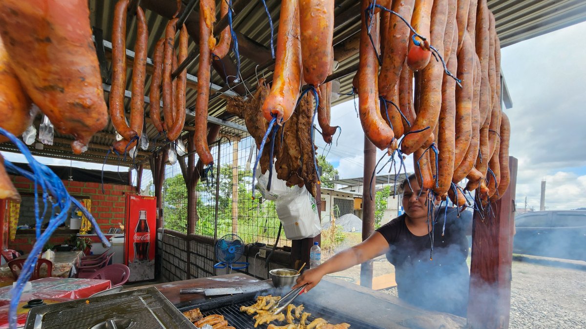 Negocios. Entre parrillas de longaniza y calderos rebosantes, los restaurantes en la vía atraen a turistas.