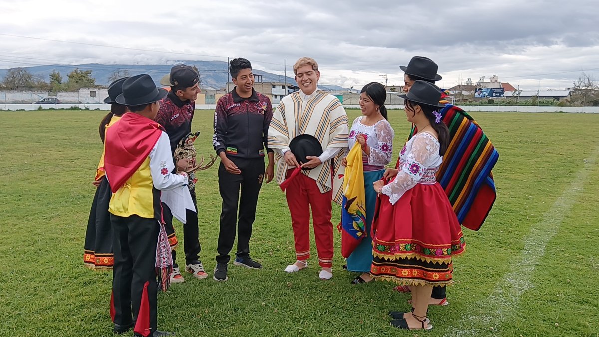 Integrantes. Los jóvenes practican danza andina local en la cancha del estadio. Lo hacen para ocupar la mente en crear y no destruir.