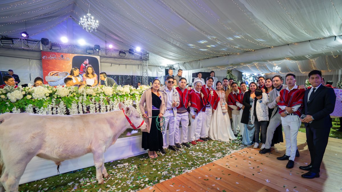 Boda. Pese al glamour del acto, las bodas indígenas conservan sus ritos.