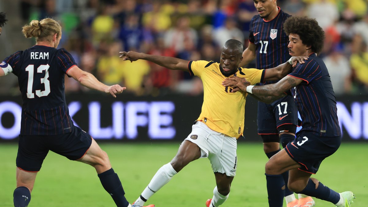 Enner Valencia (c) comandó el ataque de la Tricolor y abrió el marcador ante Estados Unidos.