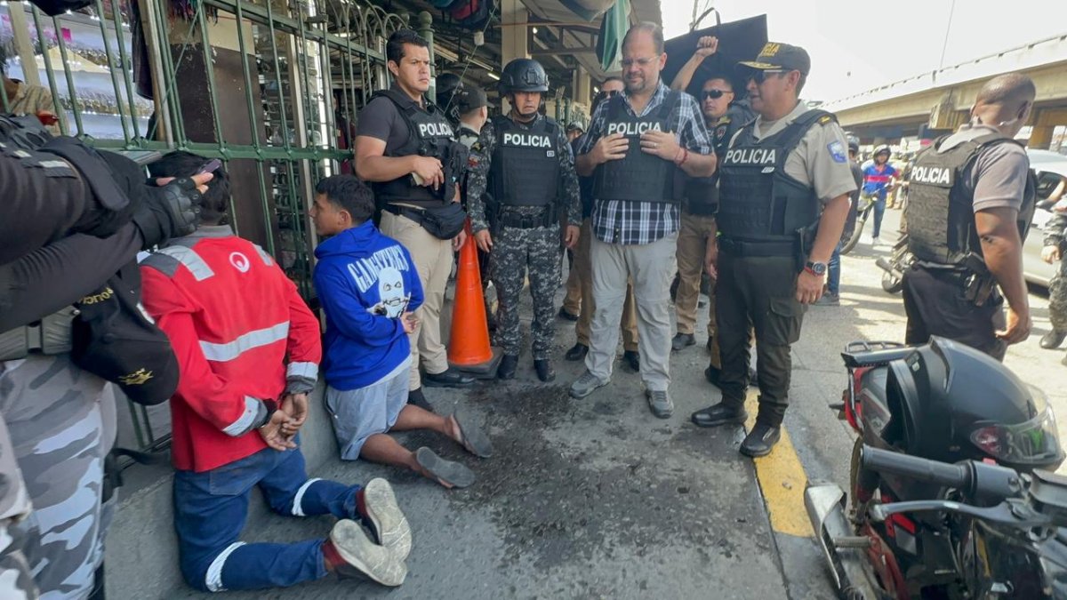 Policía Nacional detuvo a dos individuos que se movilizaban en motocicletas robadas y portaban armas de fuego.