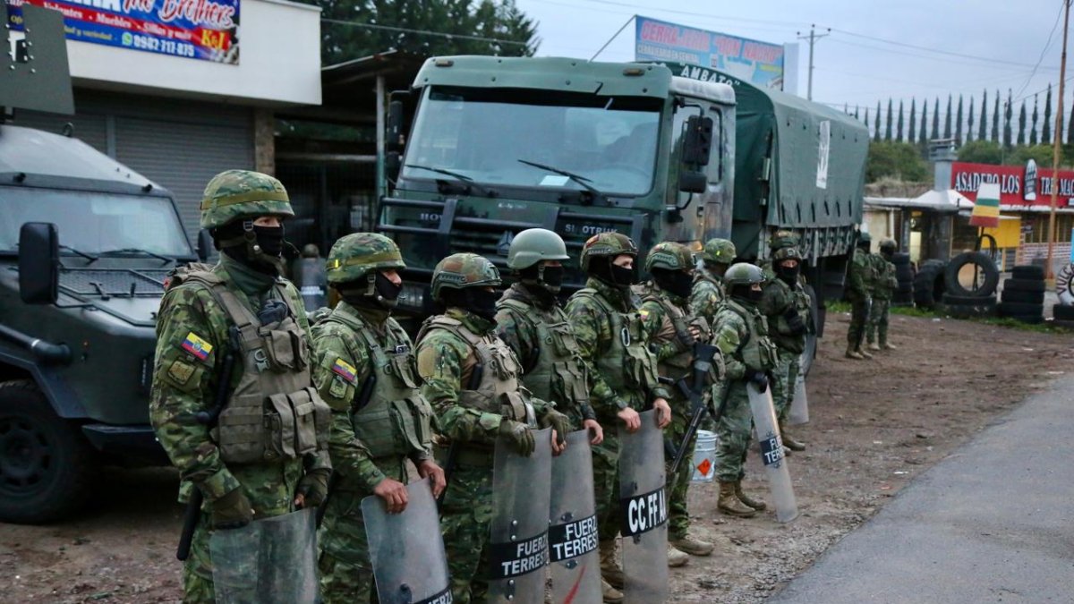 Policía y Ejército bloquean acceso a Quito en Guayllabamba por paro nacional.