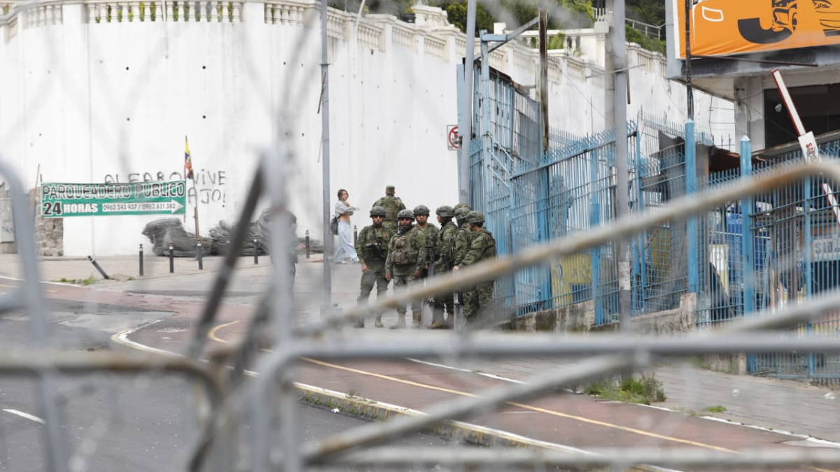Los alrededores de la Asamblea Nacional, que están a pocas cuadras del Parque El Arbolito, amanecieron con mayor custodia militar.