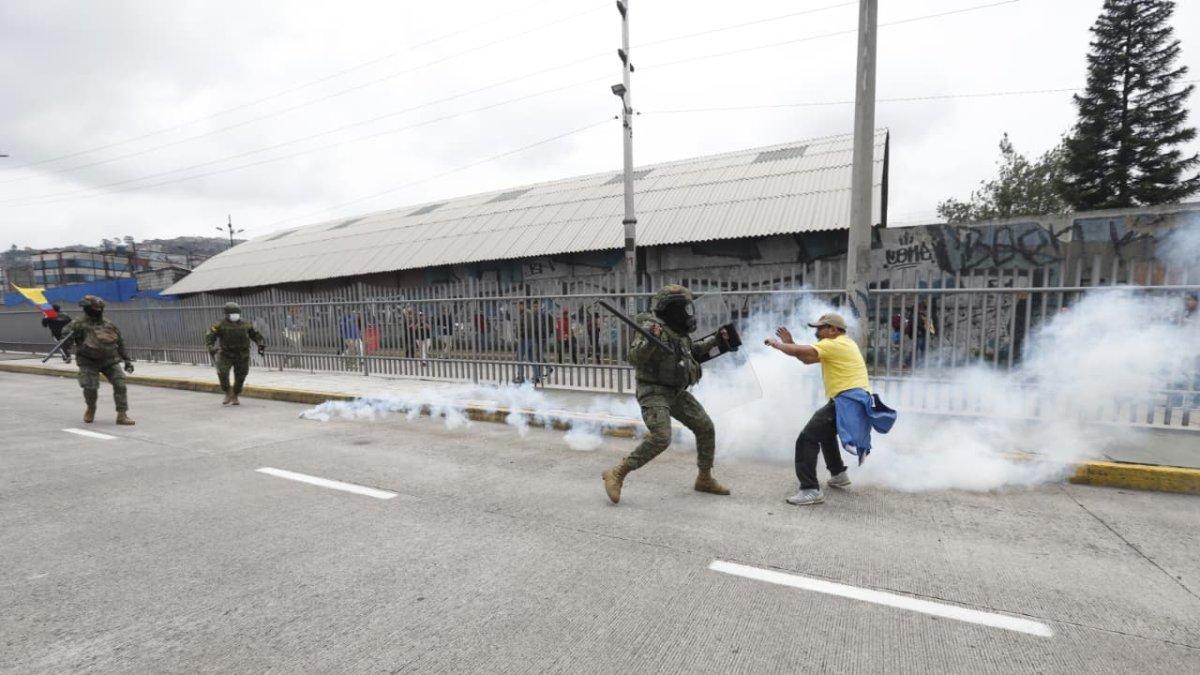 Policía Nacional lanza bombas lacrimógenas para dispersar a los manifestantes en la Villaflora.