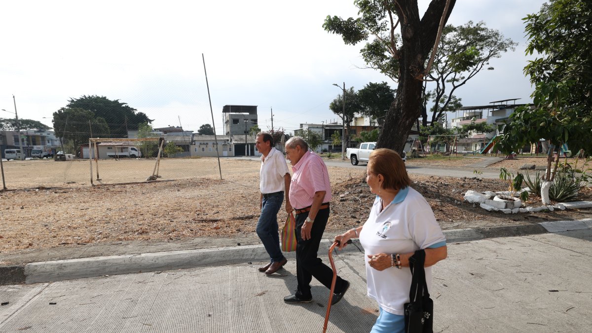 Habitantes. Algunos de los moradores de Guayacanes son adultos mayores.