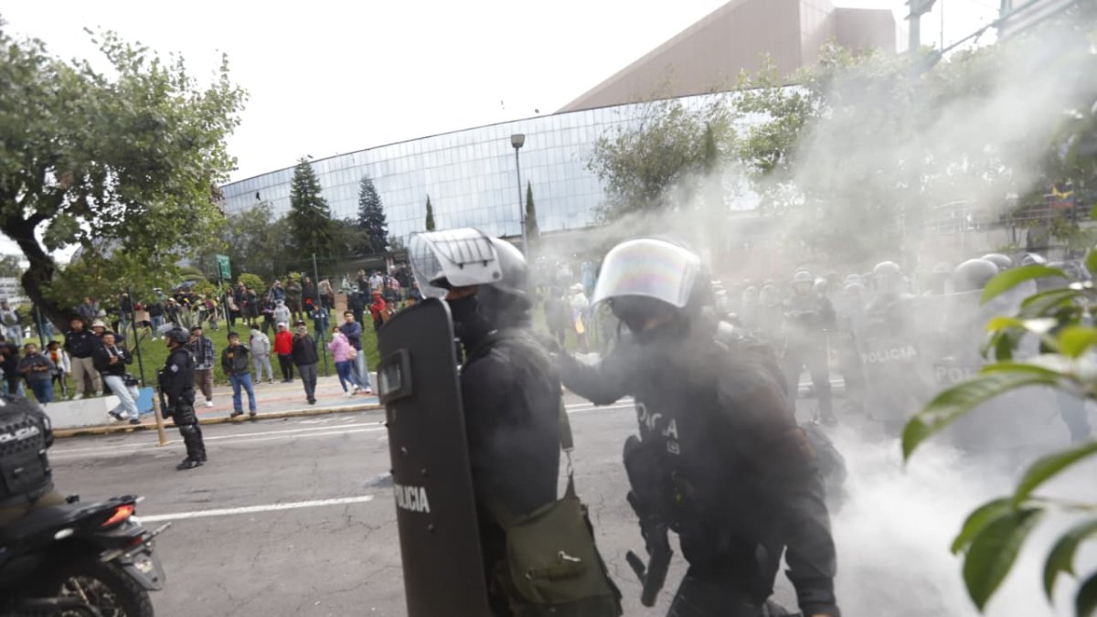 Policías lanzaron gases lacrimógenos e hicieron detenciones en los alrededores de la Casa de la Cultura.