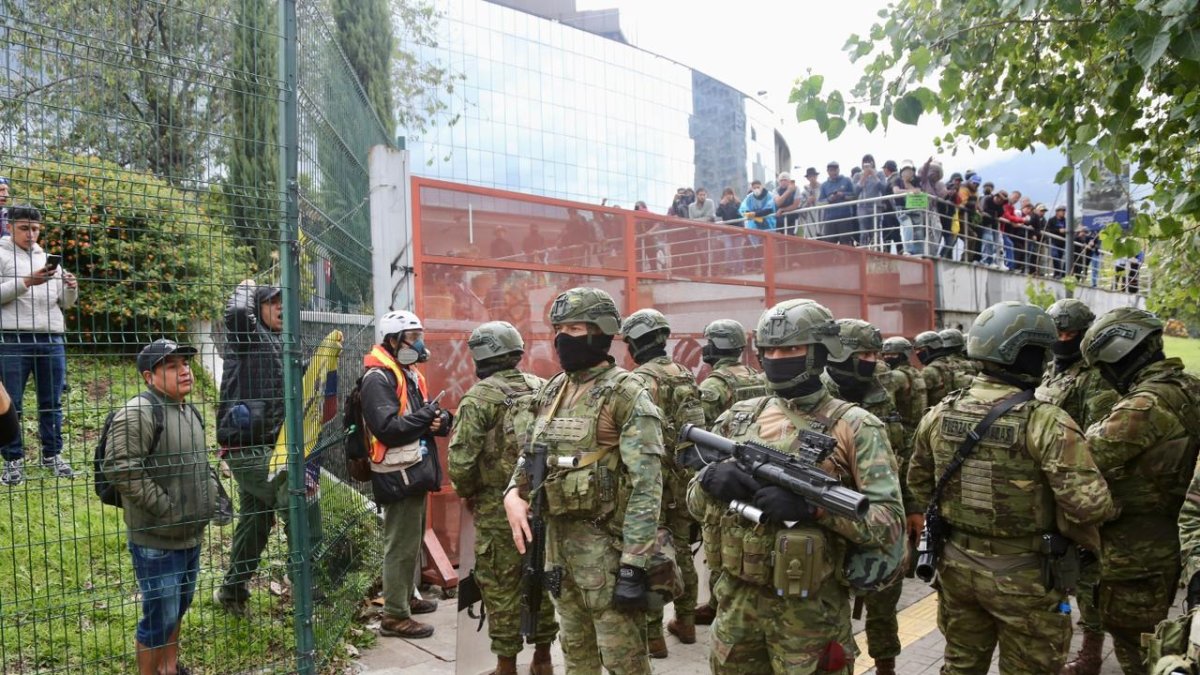 El 12 de octubre, los manifestantes ingresaron a la Casa de la Cultura, en la av. Patria y Seis de Diciembre.