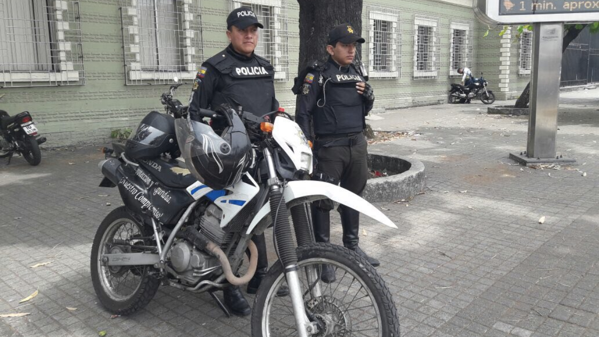 Agentes policiales resguardan el centro correccional de Guayaquil tras la fuga de ocho jóvenes.