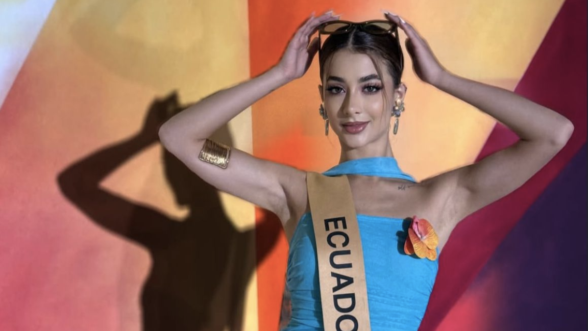 Samantha Quenedit luce un traje inspirado en la iguana rosada de Galápagos durante Miss Grand International 2025.