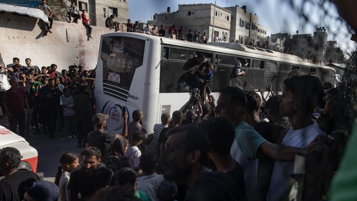 Palestinos dan la bienvenida a los prisioneros liberados a su llegada tras su liberación de las cárceles israelíes en virtud de un acuerdo de intercambio, en Gaza, el 13 de octubre de 2025.