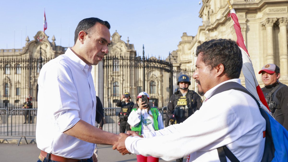 José Jerí (i), saludando al alcalde del municipio de Pataz, Aldo Mariños, previo a una reunión este domingo en Lima (Perú).