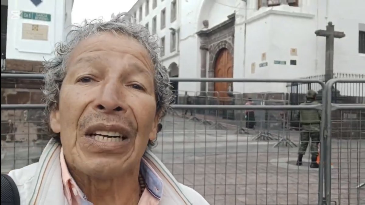 El comunicador Enrique Alcívar fue impedido de participar en la rueda de prensa de los lunes de la vocera presidencial, en el Palacio de Gobierno.