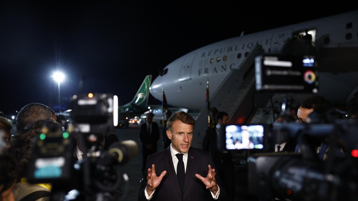 El presidente francés, Emmanuel Macron, responde a los periodistas al salir de la Cumbre de Paz de Gaza en Egipto, el 13 de octubre de 2025.