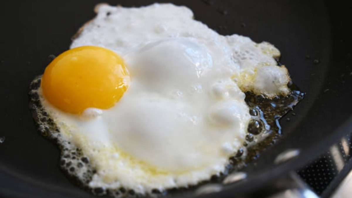 El vinagre actúa sobre las proteínas de la clara del huevo, acelerando su coagulación en la sartén para obtener una textura más firme y una mejor forma.